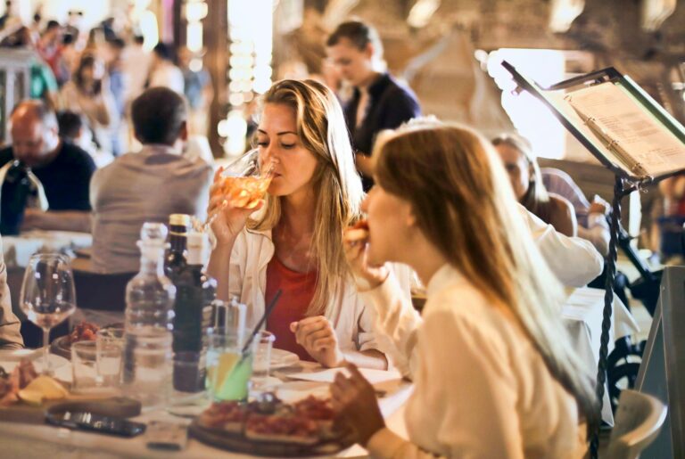 Best Restaurant Tips While Traveling